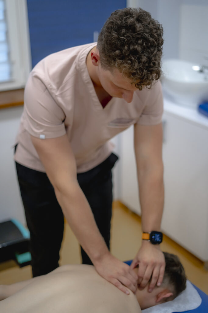 Fizjoterapeuta SpineMedica Nowy Sącz wykonuje terapię manualną kręgosłupa szyjnego u pacjenta z bólem karku