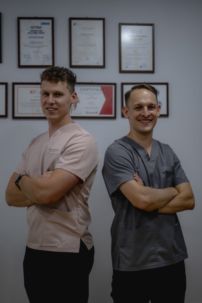 Fizjoterapeuci SpineMedica Nowy Sącz – Krystian Strojny i Kacper Kluska w gabinecie, specjaliści w diagnostyce i leczeniu dyskopatii kręgosłupa