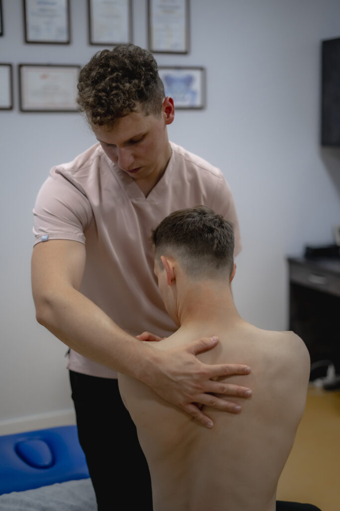 Fizjoterapeuta sprawdza zakres ruchu pacjenta