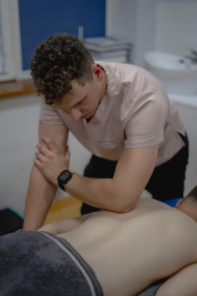 Fizjoterapeuta wykonujący masaż
